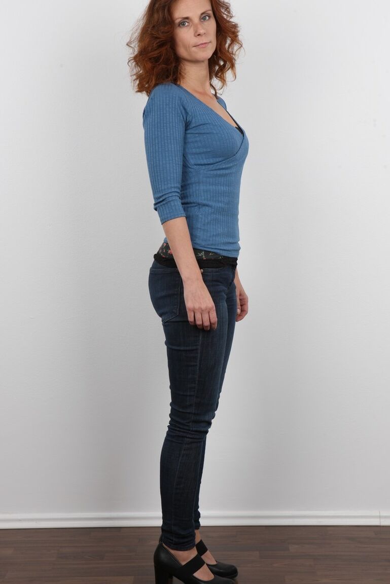 20P Pavla, amatrice rousse, pose en jean bleu avant d'enlever tous ses vêtements