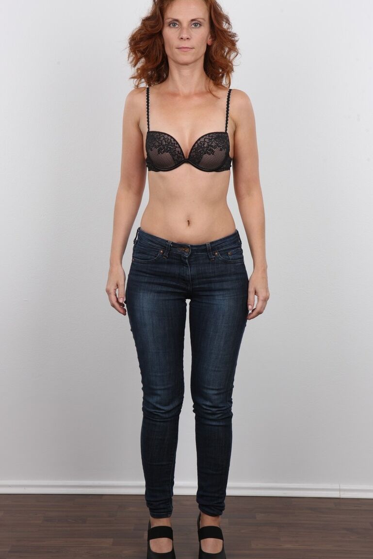 20P Pavla, amatrice rousse, pose en jean bleu avant d'enlever tous ses vêtements