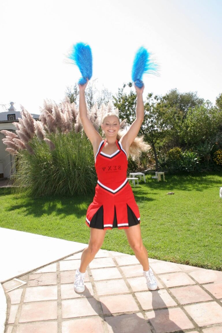 21P Kinky European cheerleader Liliane Tiger revela seu corpo quente e é fodida