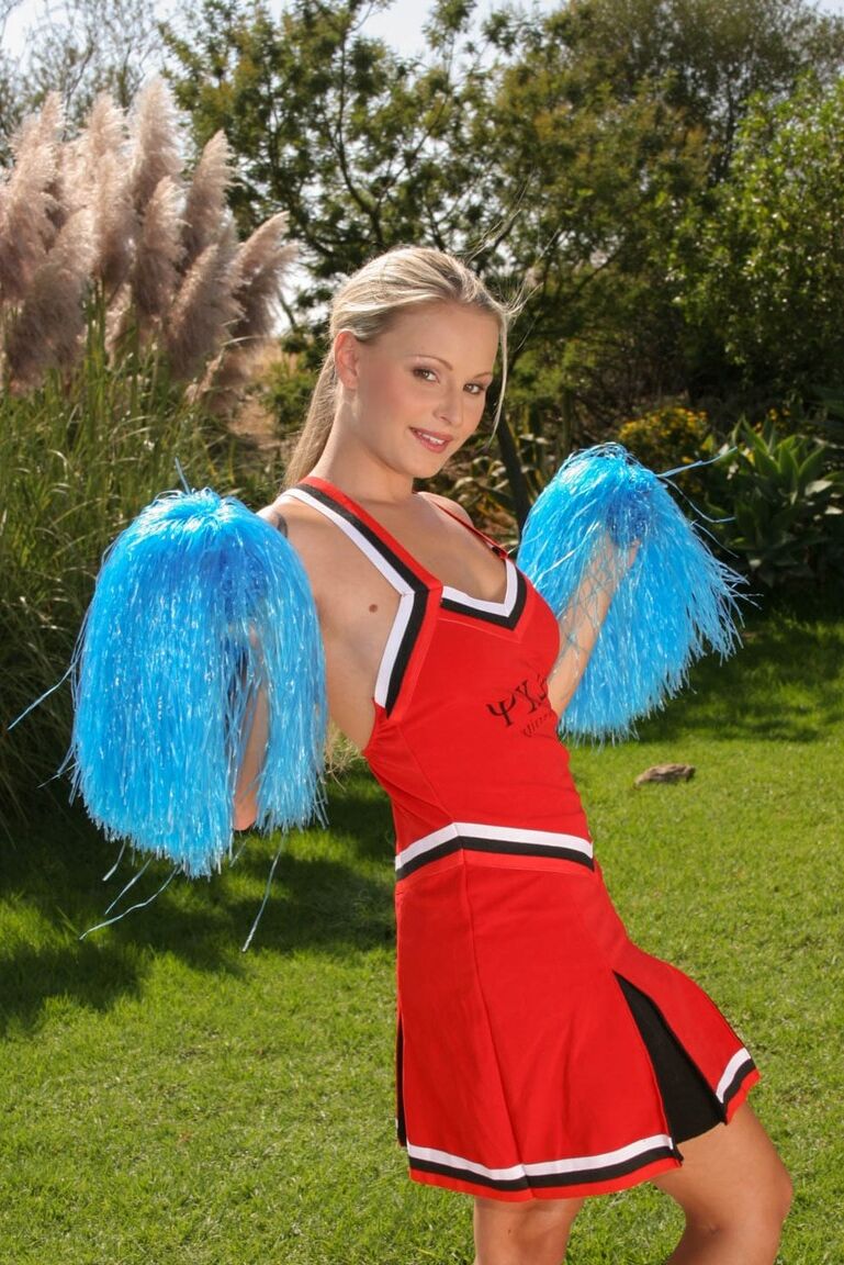21P Kinky European cheerleader Liliane Tiger revela seu corpo quente e é fodida