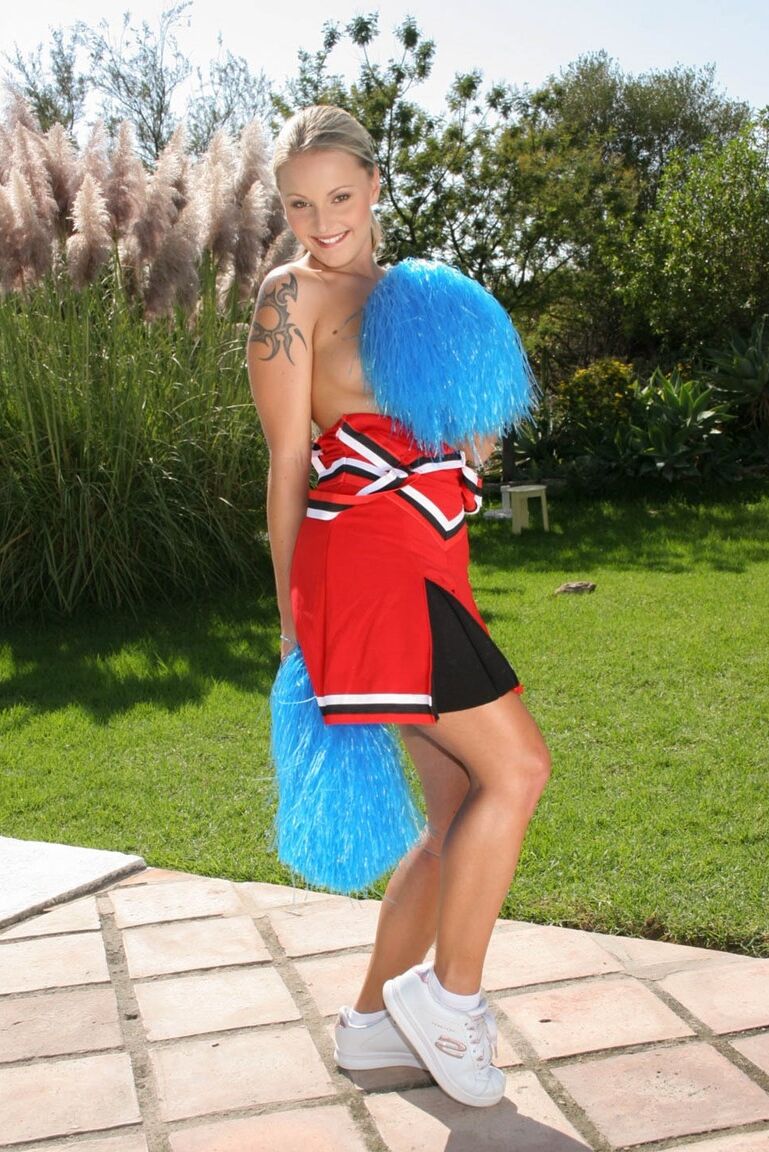 21P Kinky European cheerleader Liliane Tiger revela seu corpo quente e é fodida