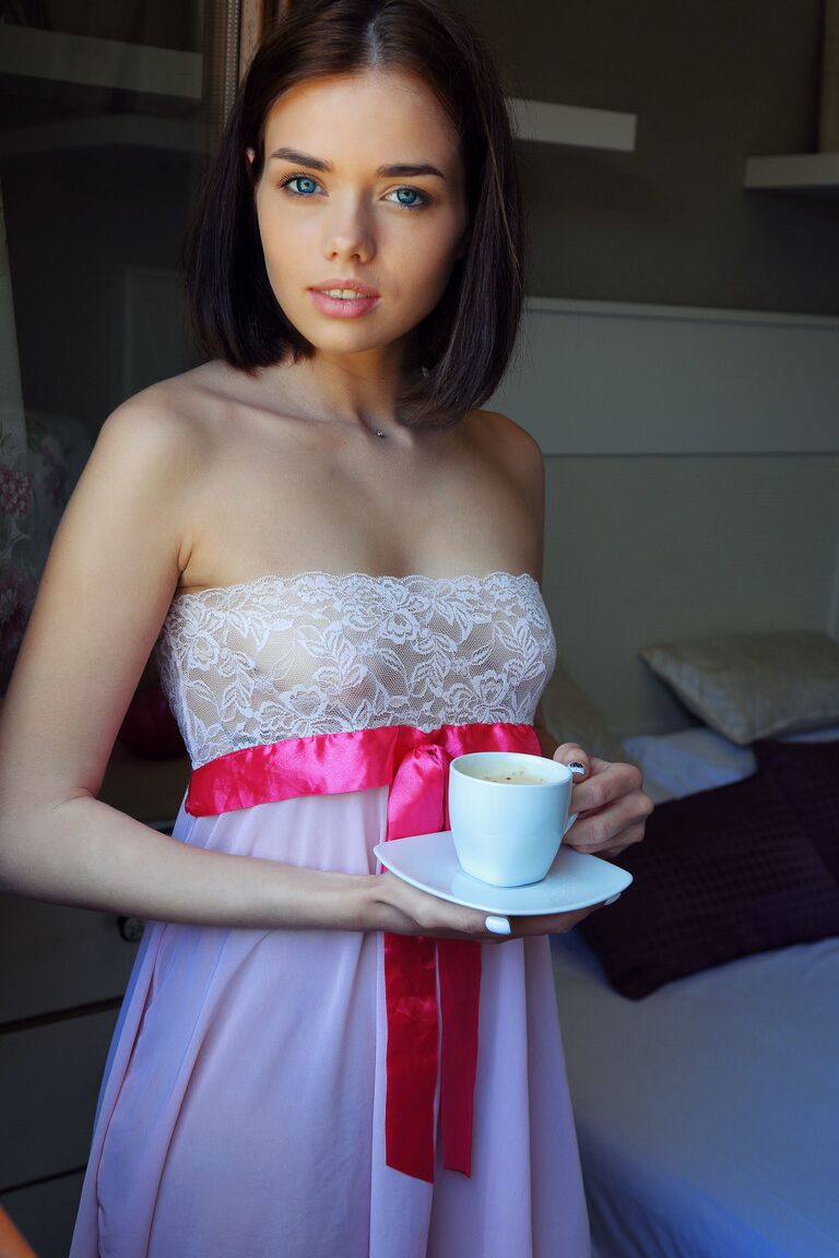 21P La dulce joven Keira Blue se desnuda completamente mientras toma una taza de té