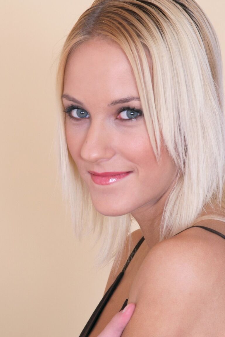 21P Blondes Supermodel Justine Ashley zeigt ihr Naturtalent und schmeckt nach dem Sex Sperma