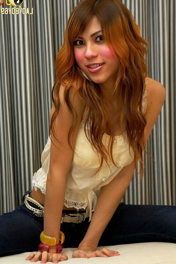 21P Travesti asiática ruiva Beer brinca com suas bolas e pau curvo