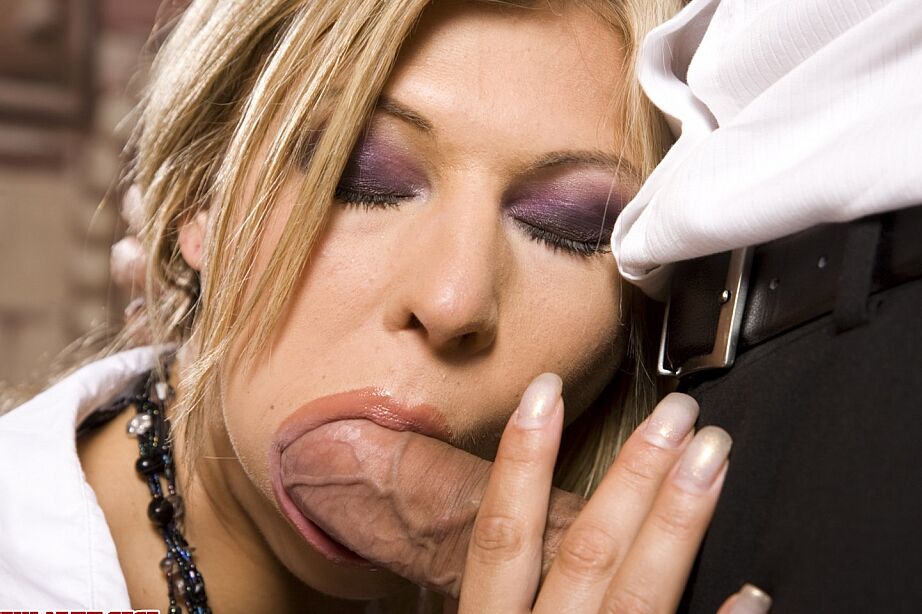 21P La star du porno tchèque Lusty Kristi Lust prend deux bites en même temps