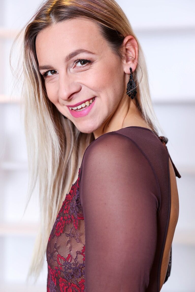 18P madura MILF Bianca Ferrero tira saia de couro para poses solo nuas