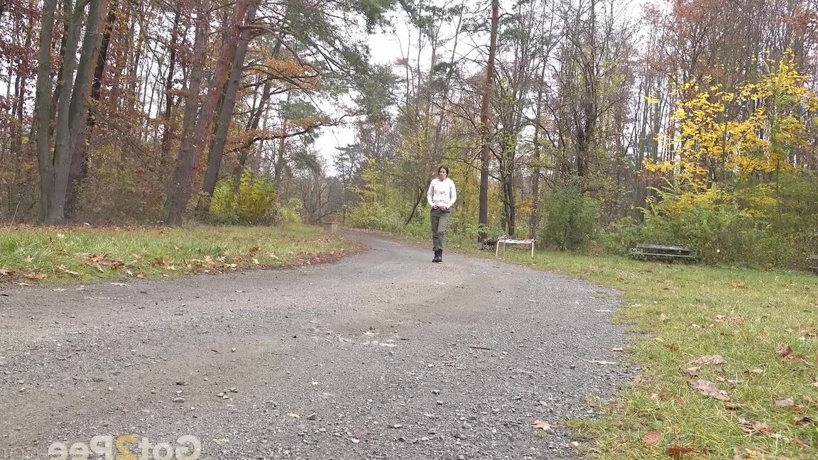 15P Ali Bordeaux, une fille caucasienne, pisse en urgence sur un banc dans les bois