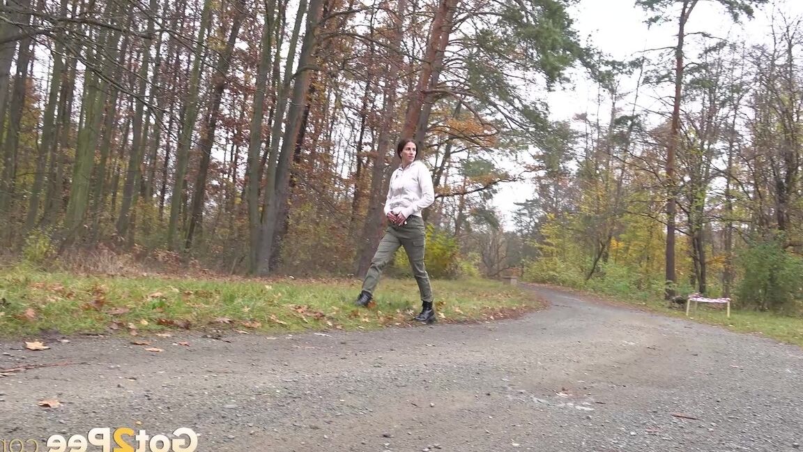 15P Ali Bordeaux, une fille caucasienne, pisse en urgence sur un banc dans les bois