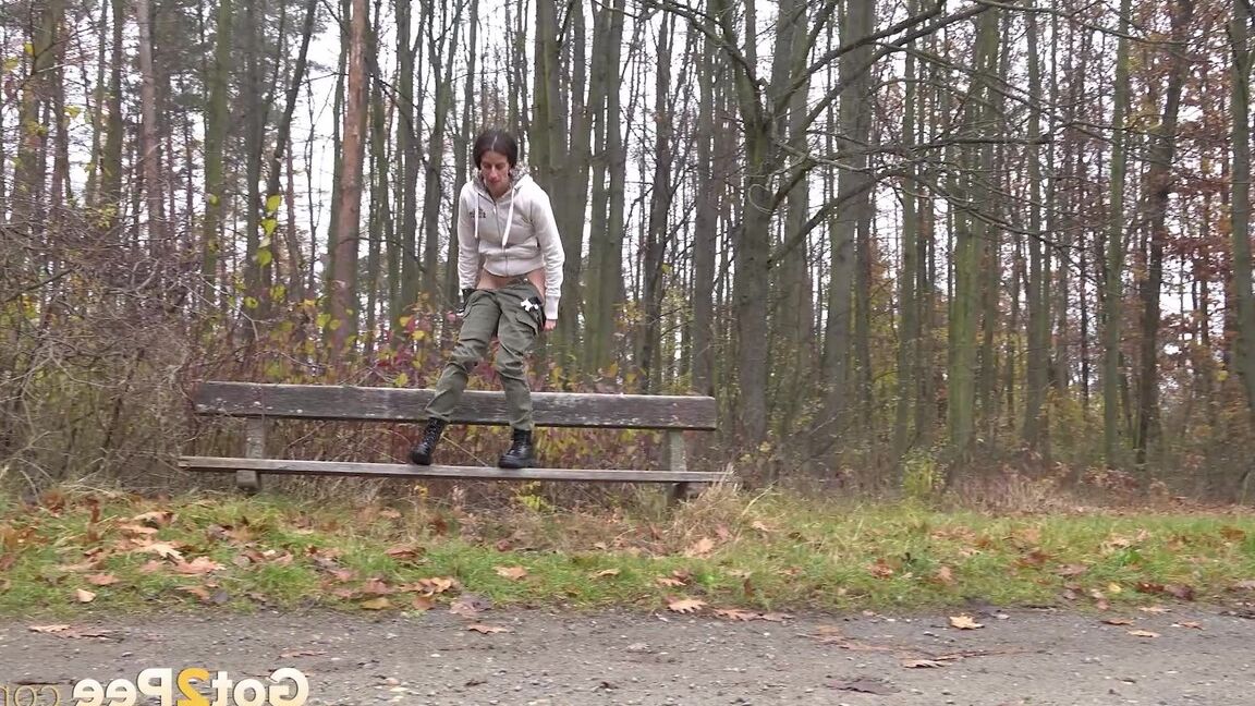 15P Ali Bordeaux, une fille caucasienne, pisse en urgence sur un banc dans les bois