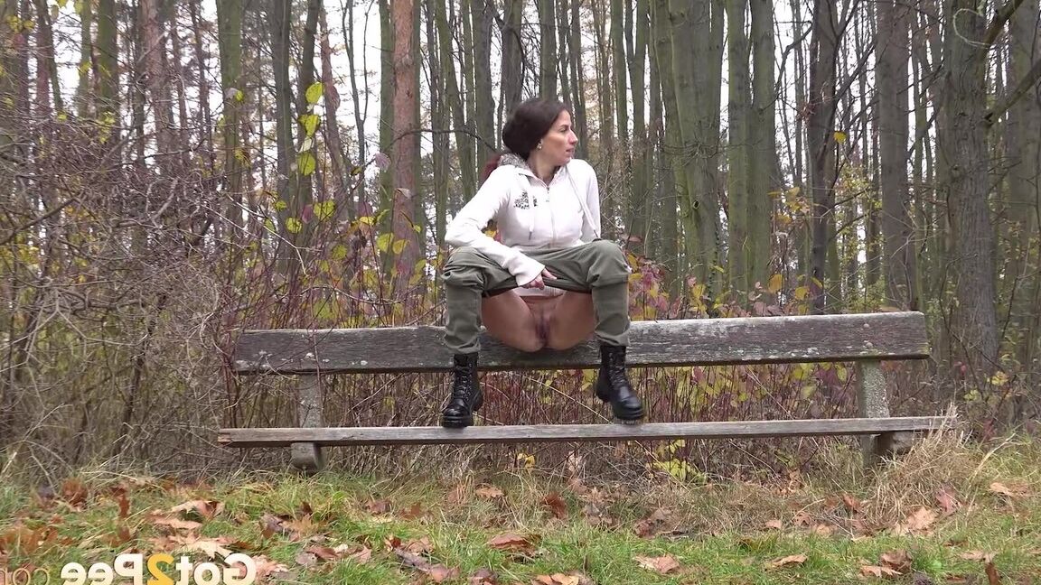 15P Ali Bordeaux, une fille caucasienne, pisse en urgence sur un banc dans les bois