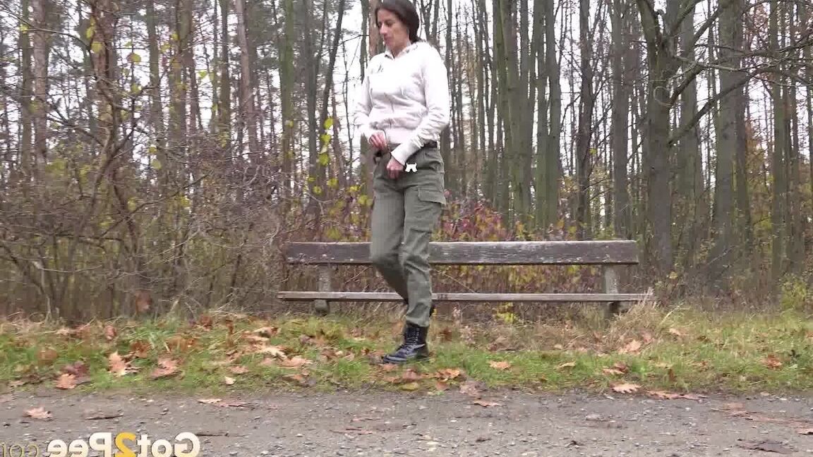15P Ali Bordeaux, une fille caucasienne, pisse en urgence sur un banc dans les bois