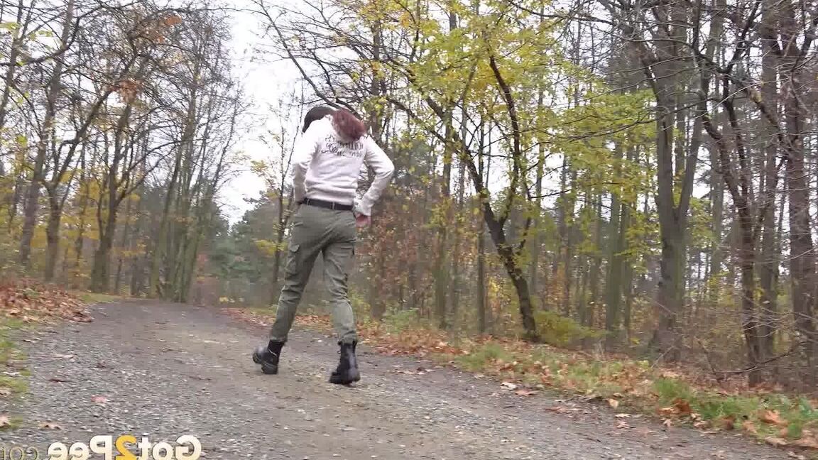15P Ali Bordeaux, une fille caucasienne, pisse en urgence sur un banc dans les bois