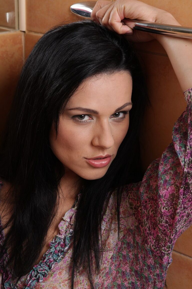 20P Linda morena Katty N espalhando sua bucetinha rosa no banheiro