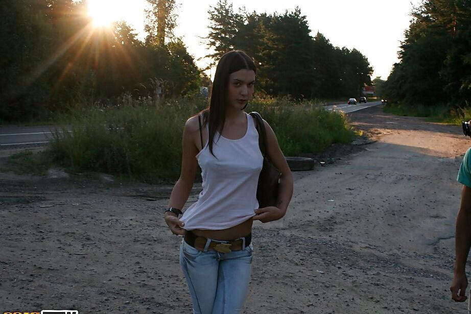 16P Adolescente morena lujuriosa mostrando sus pequeñas curvas al aire libre
