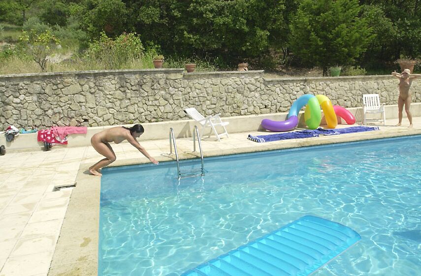 21P All natural babes Stacy Silver & Serena licking each other's muffs in the pool