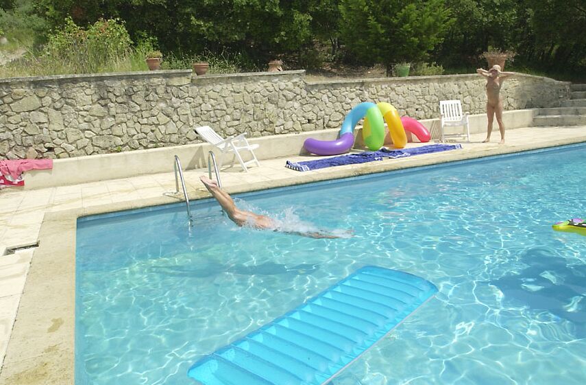 21P All natural babes Stacy Silver & Serena licking each other's muffs in the pool