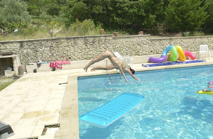 21P All natural babes Stacy Silver & Serena licking each other's muffs in the pool