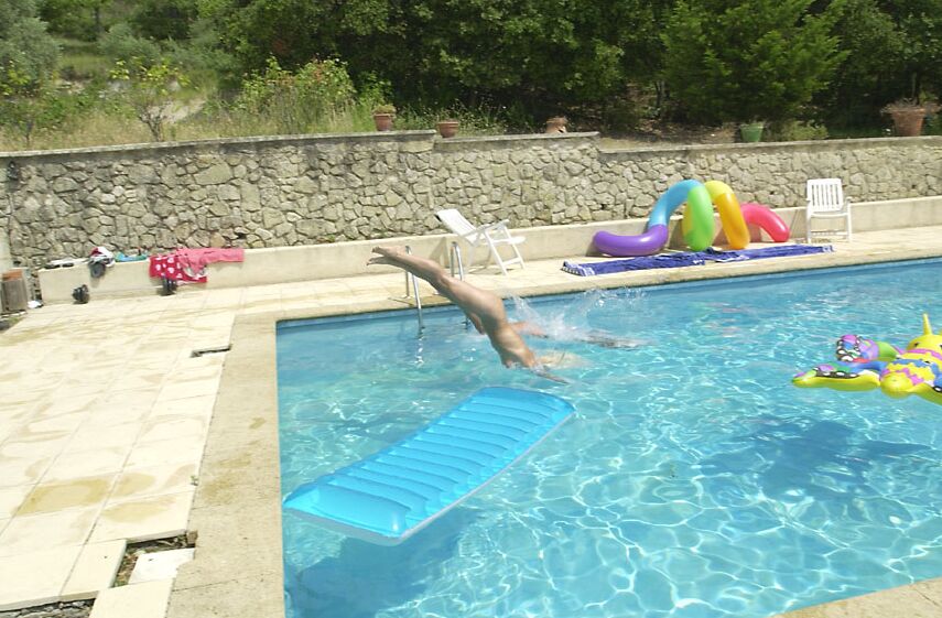 21P All natural babes Stacy Silver & Serena licking each other's muffs in the pool