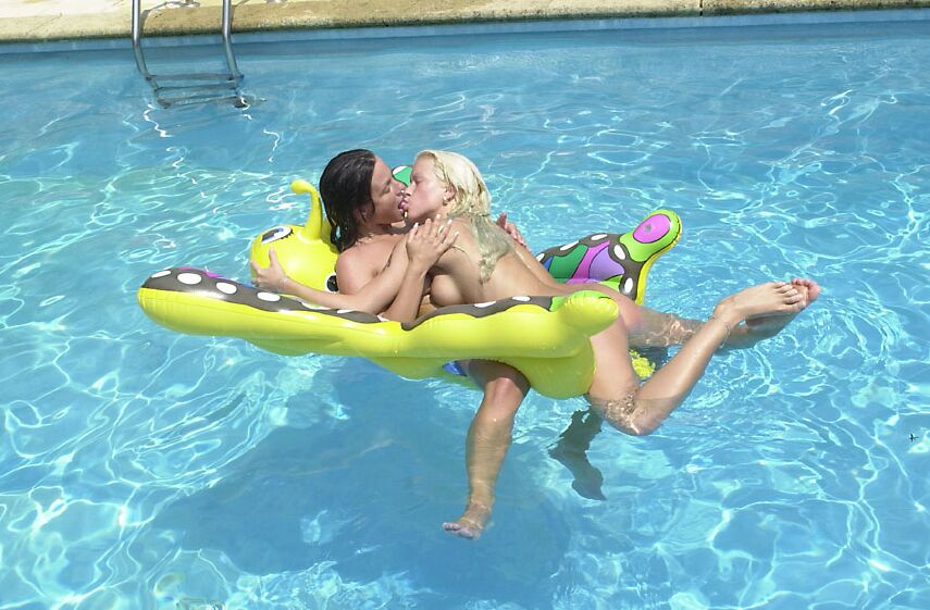 21P All natural babes Stacy Silver & Serena licking each other's muffs in the pool