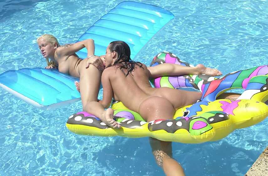 21P All natural babes Stacy Silver & Serena licking each other's muffs in the pool