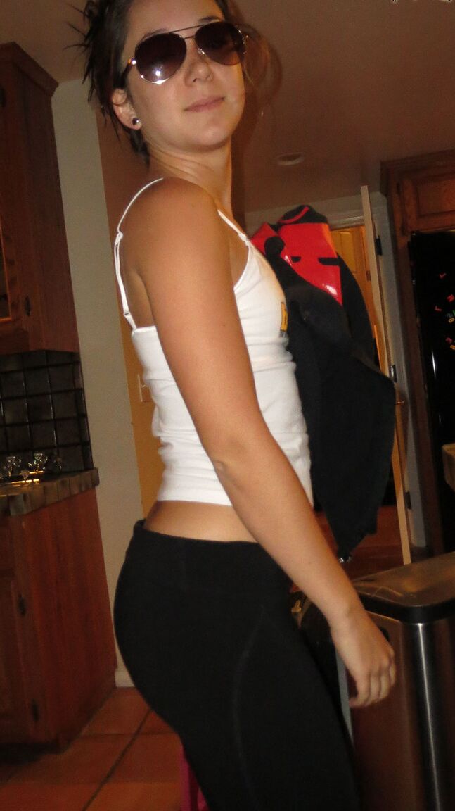19P Linda morena Remy LaCroix posa sozinha e mostra sua bela bunda