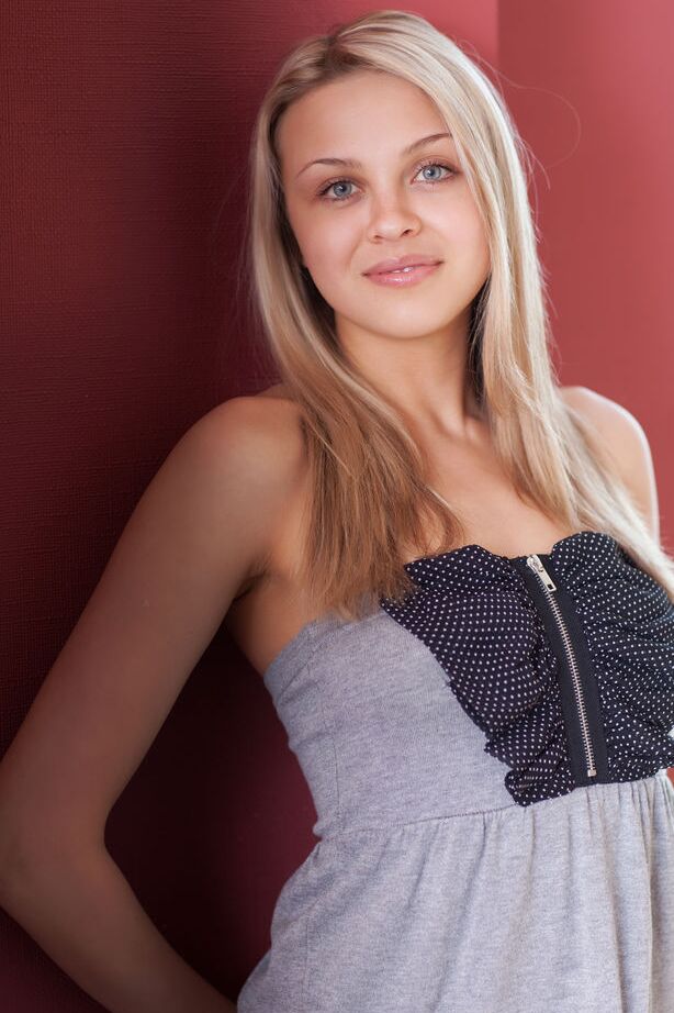 16P La linda jovencita rubia Luciana recibe un durazno mientras muestra su belleza desnuda