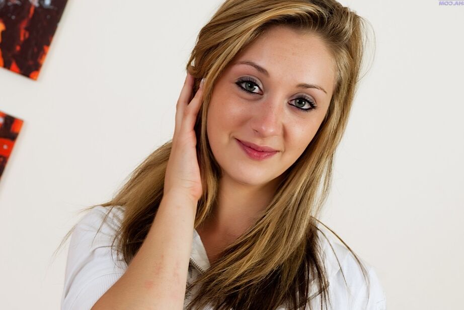 16P Die süße Amateurin Nicole Ashlyn zieht sich aus und entblößt ihren rasierten Penis