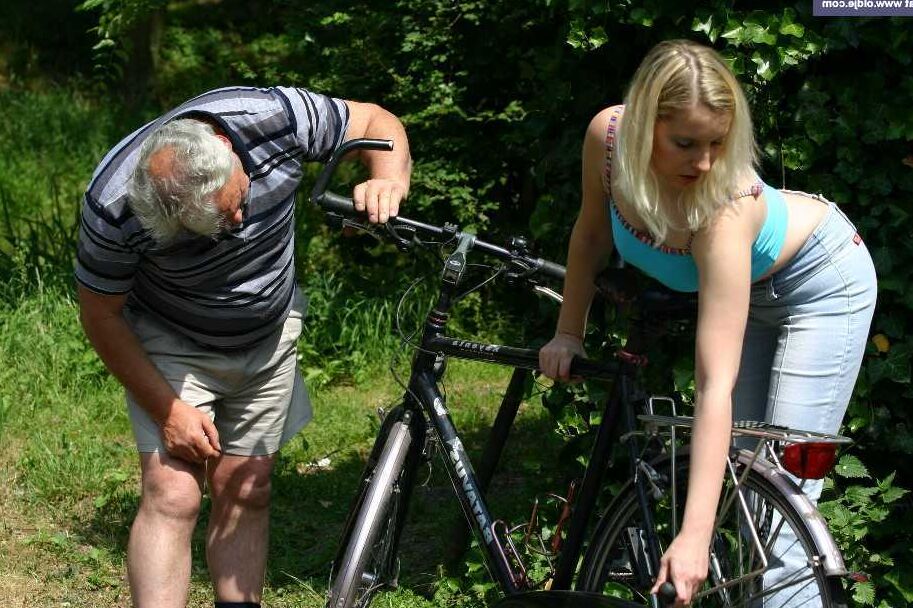17P La joven rubia Susan le da una mamada al aire libre a un senior