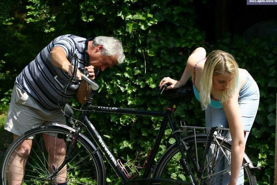 17P La joven rubia Susan le da una mamada al aire libre a un senior