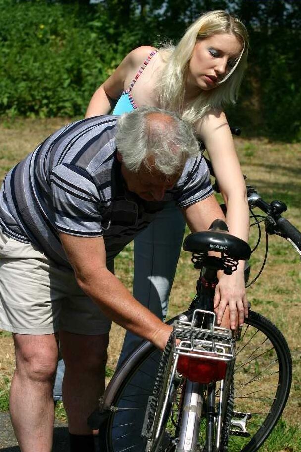 17P La joven rubia Susan le da una mamada al aire libre a un senior