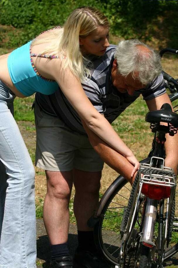 17P La joven rubia Susan le da una mamada al aire libre a un senior