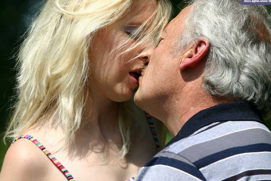 17P La joven rubia Susan le da una mamada al aire libre a un senior