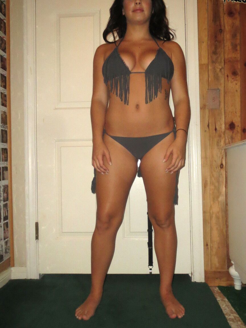 17P Keisha Grey, une femme aux cheveux foncés, exhibe ses seins dans différents états de déshabillage.