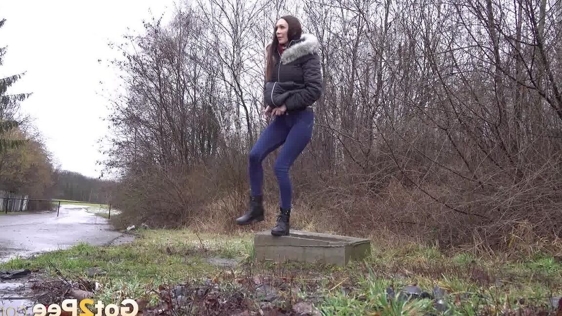 15P Cynthia Vellons alivia seu desespero de urina