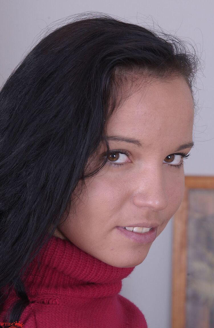 19P Sexy Checa MILF Laura Lion revelando seus grandes peitos naturais no casting