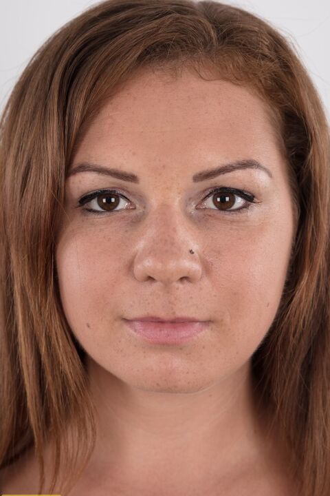 20P Teenie-Sologirl Michaela steht bei ihrem Debüt nackt da, bevor sie ihre kahle Möse zeigt