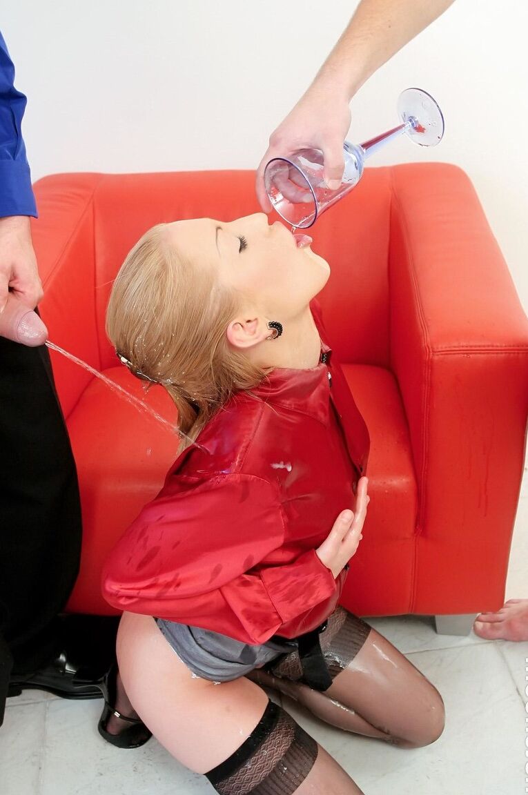 15P Des femmes habillées aux cheveux blonds s'amusent pendant les jeux de sports nautiques