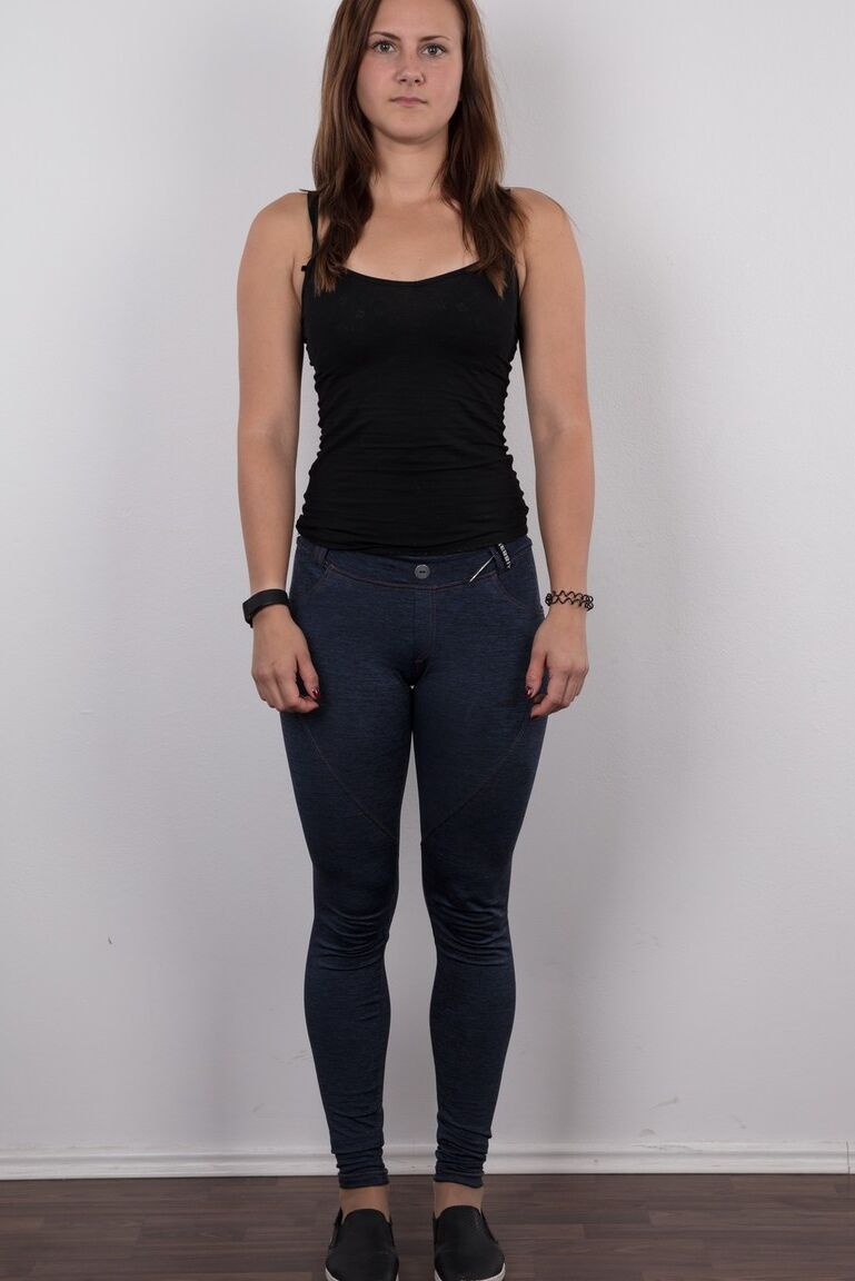 20P La esbelta modelo amateur Kristyna se quita los jeans para mostrar su esbelto cuerpo desnudo