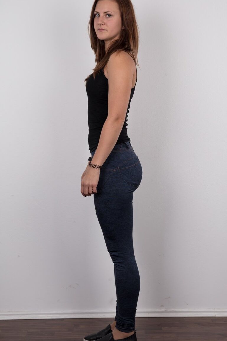 20P La esbelta modelo amateur Kristyna se quita los jeans para mostrar su esbelto cuerpo desnudo