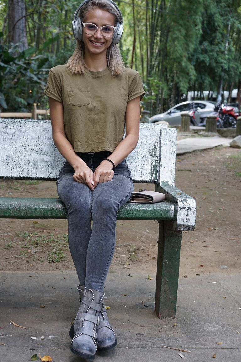16P Verónica Leal posando sobre toda su capucha con camisa verde y jeans ajustados