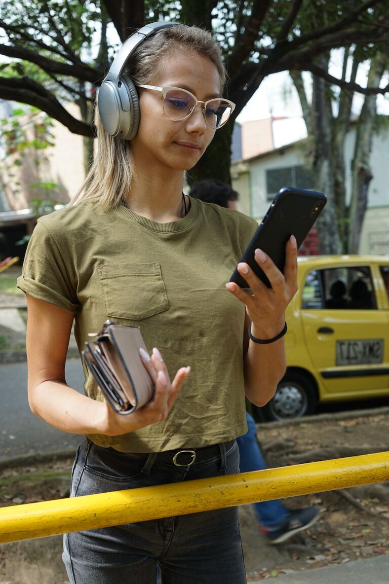 16P Verónica Leal posando sobre toda su capucha con camisa verde y jeans ajustados