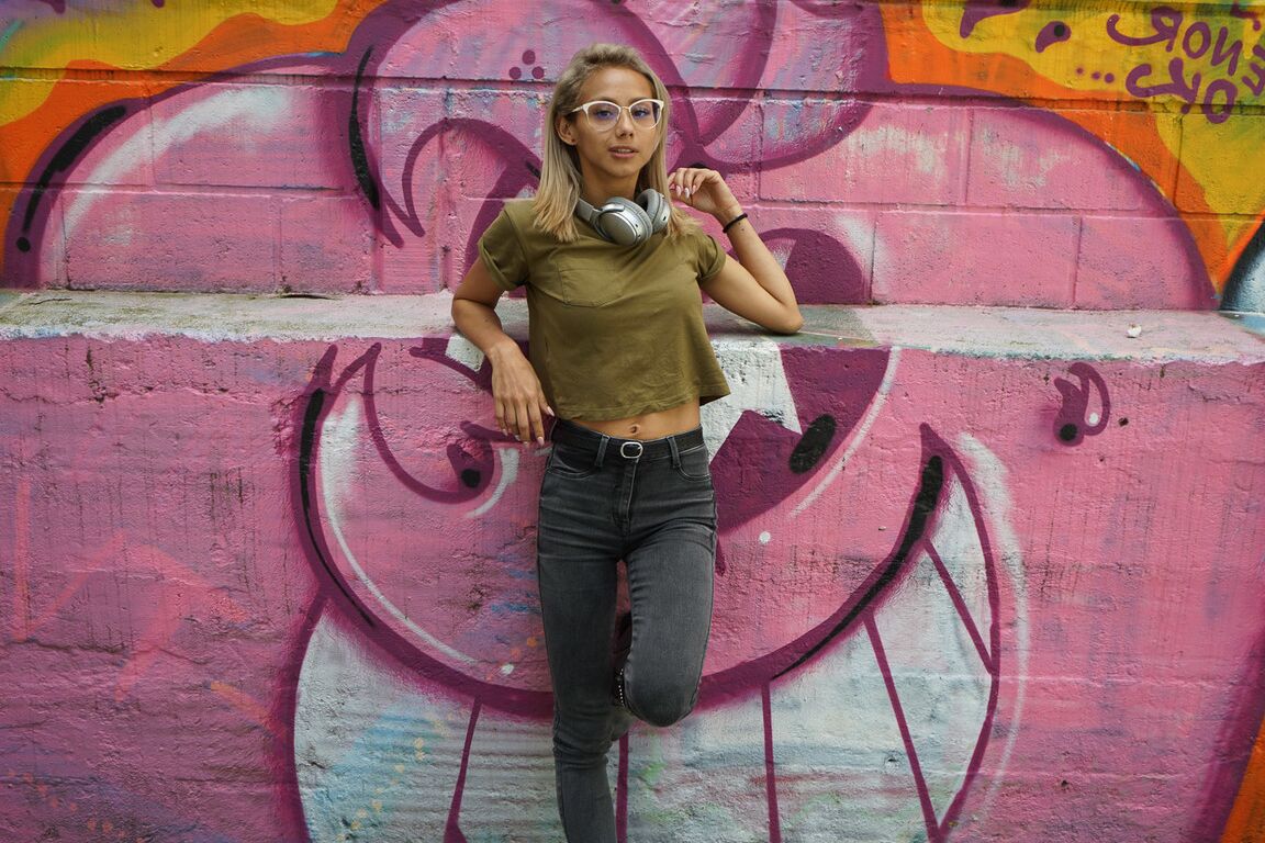 16P Verónica Leal posando sobre toda su capucha con camisa verde y jeans ajustados