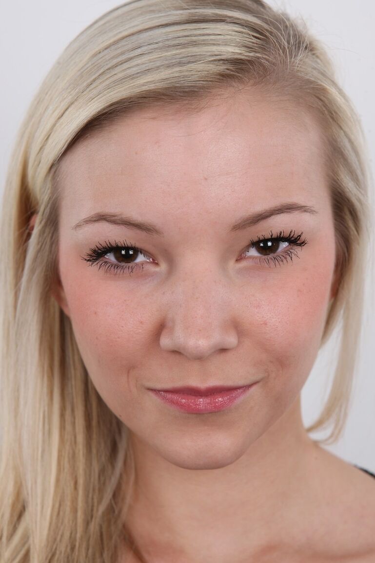 20P Die junge Blondine Nikola zeigt der Welt eine Nahaufnahme ihrer sexy Titten und ihres hübschen Gesichts