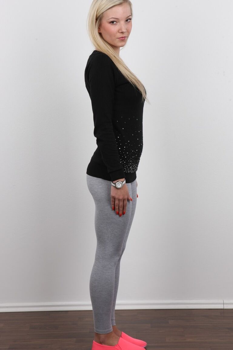 20P Die junge Blondine Nikola zeigt der Welt eine Nahaufnahme ihrer sexy Titten und ihres hübschen Gesichts