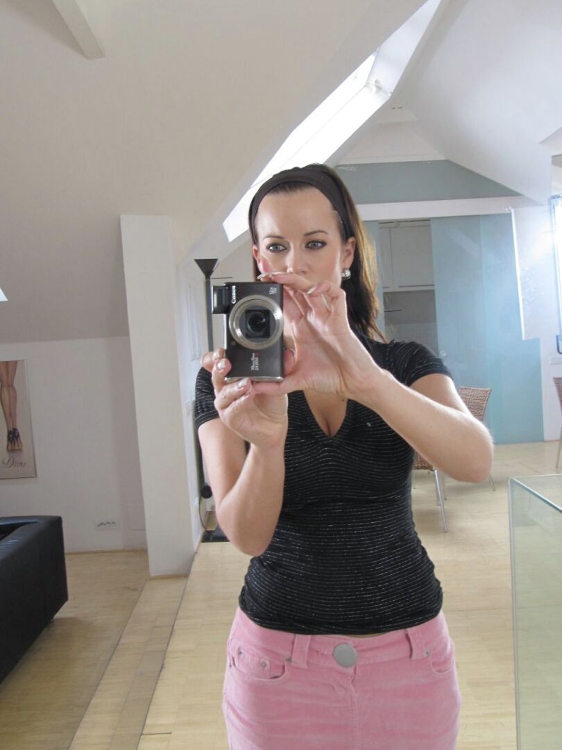 21P Morena MILF com peitos grandes Cindy Dollar tira fotos para tirar fotos nuas de si mesma
