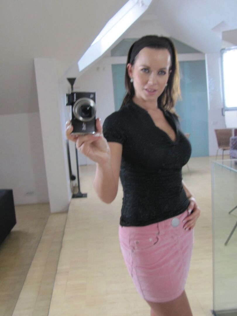 21P Morena MILF com peitos grandes Cindy Dollar tira fotos para tirar fotos nuas de si mesma