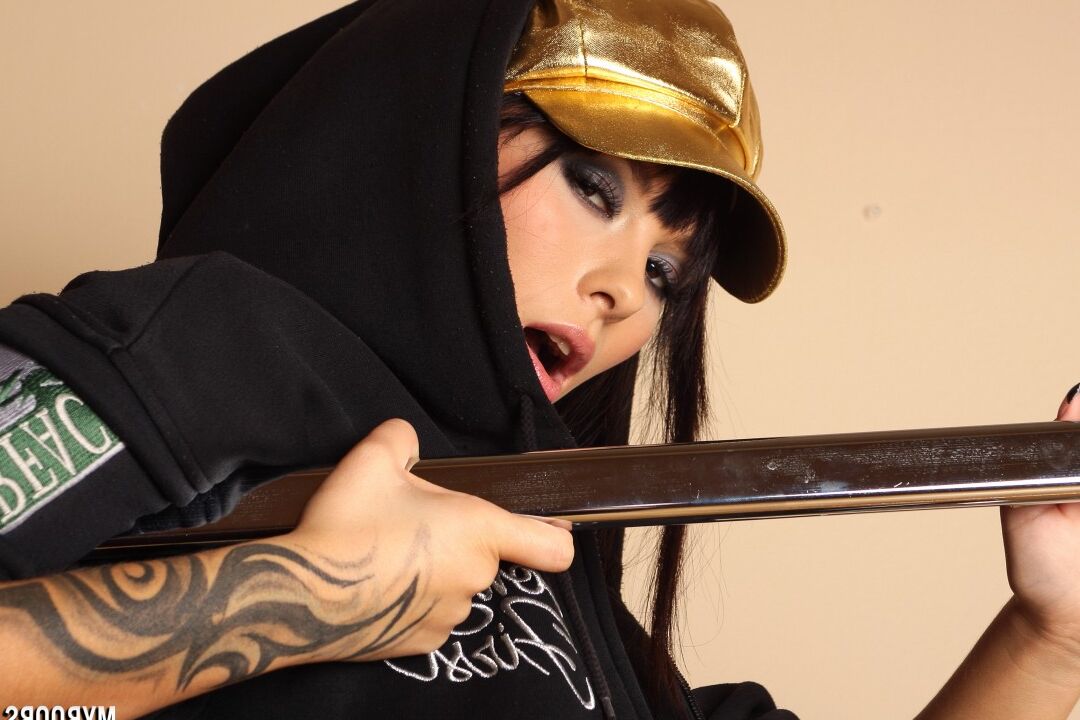 16P A garota asiática gostosa Dominno descobre seus seios aumentados enquanto usa um chapéu dourado