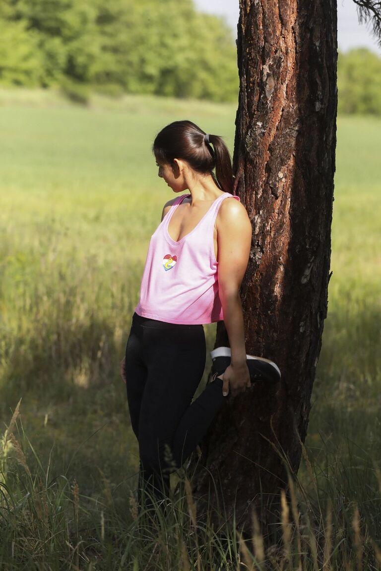 21P La linda joven Angela Allison muestra sus pequeñas tetas y se masturba en la naturaleza