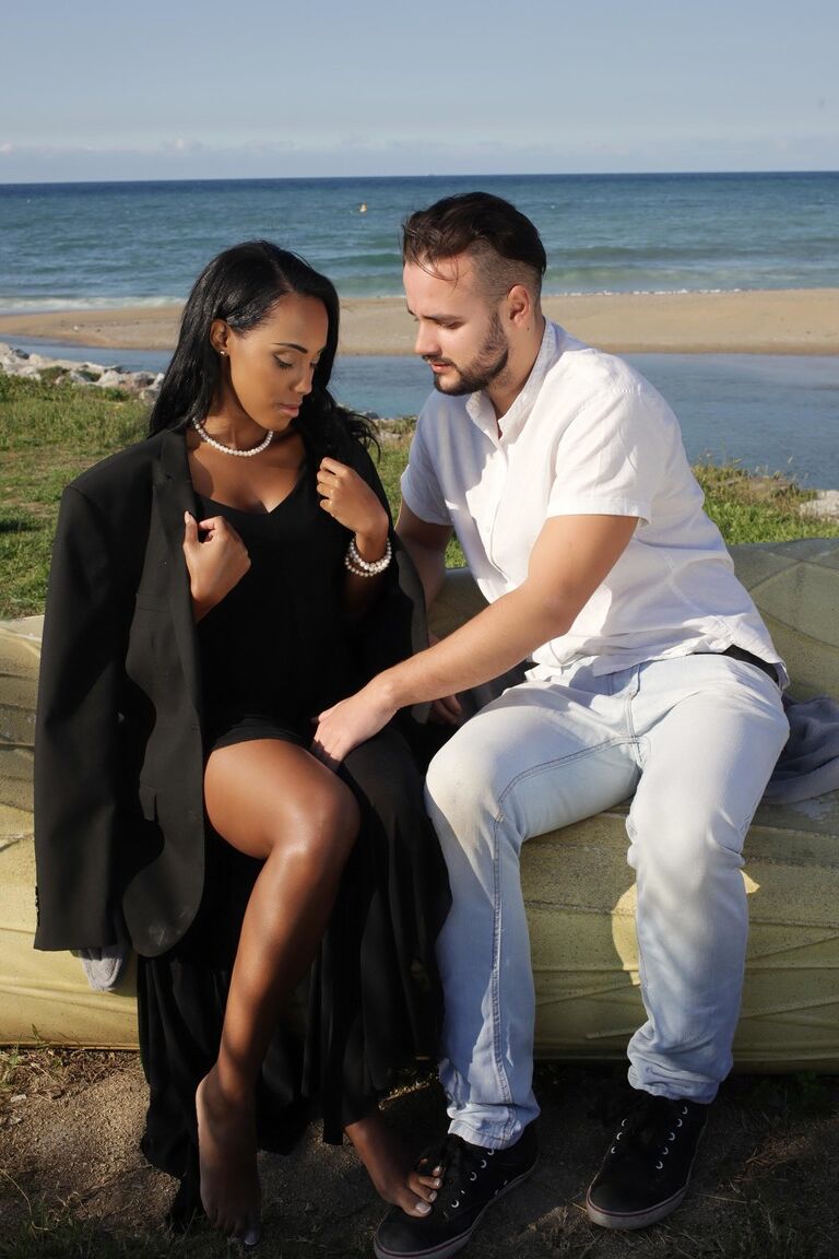 17P A vagabunda negra NoeMilk dá a seu amante branco pendurado um boquete gostoso na praia