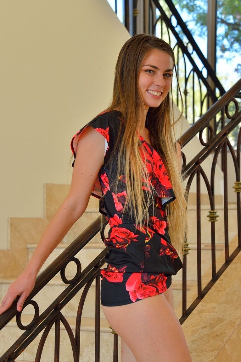 21P Sexy amadora Carmen usa seu calcanhar, vibrador e pepino para foder seus buracos